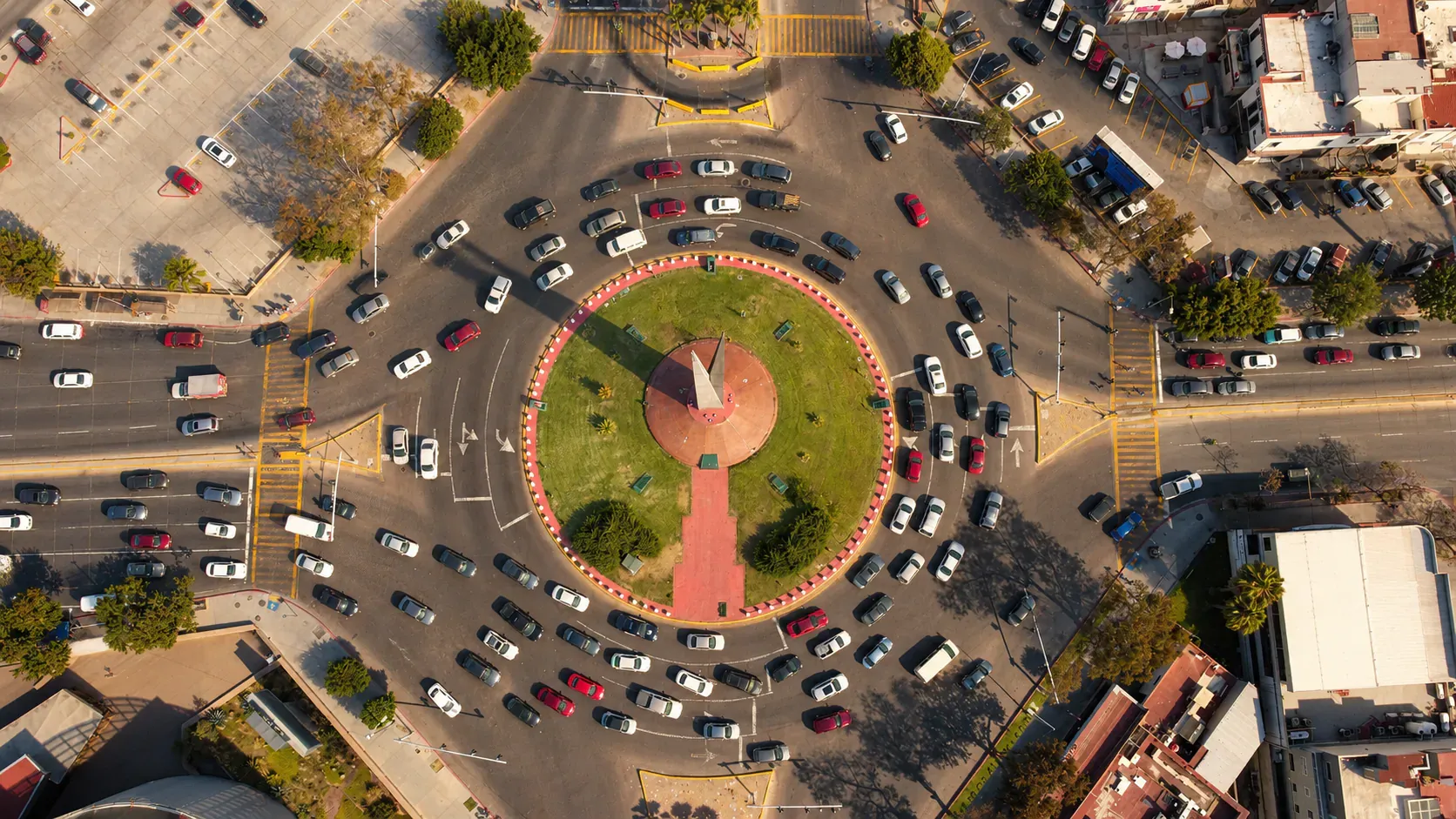 Vista aérea de una glorieta con tráfico en Tijuana